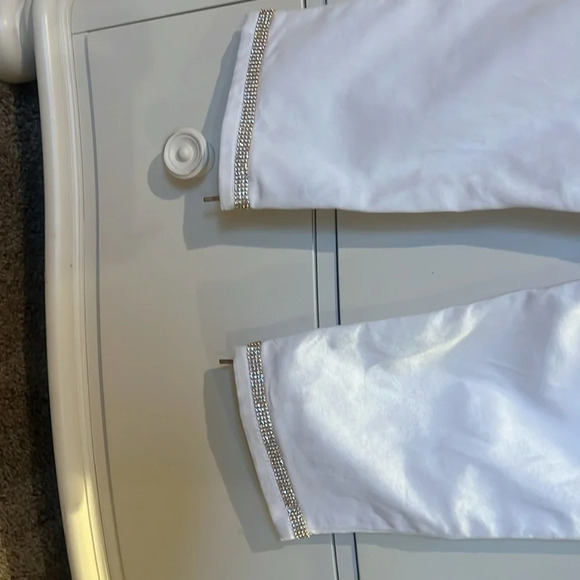 Baccini NWT White Capri Jeans with gold crystals and 5” zipper at bottom of legs - Picture 3 of 5
